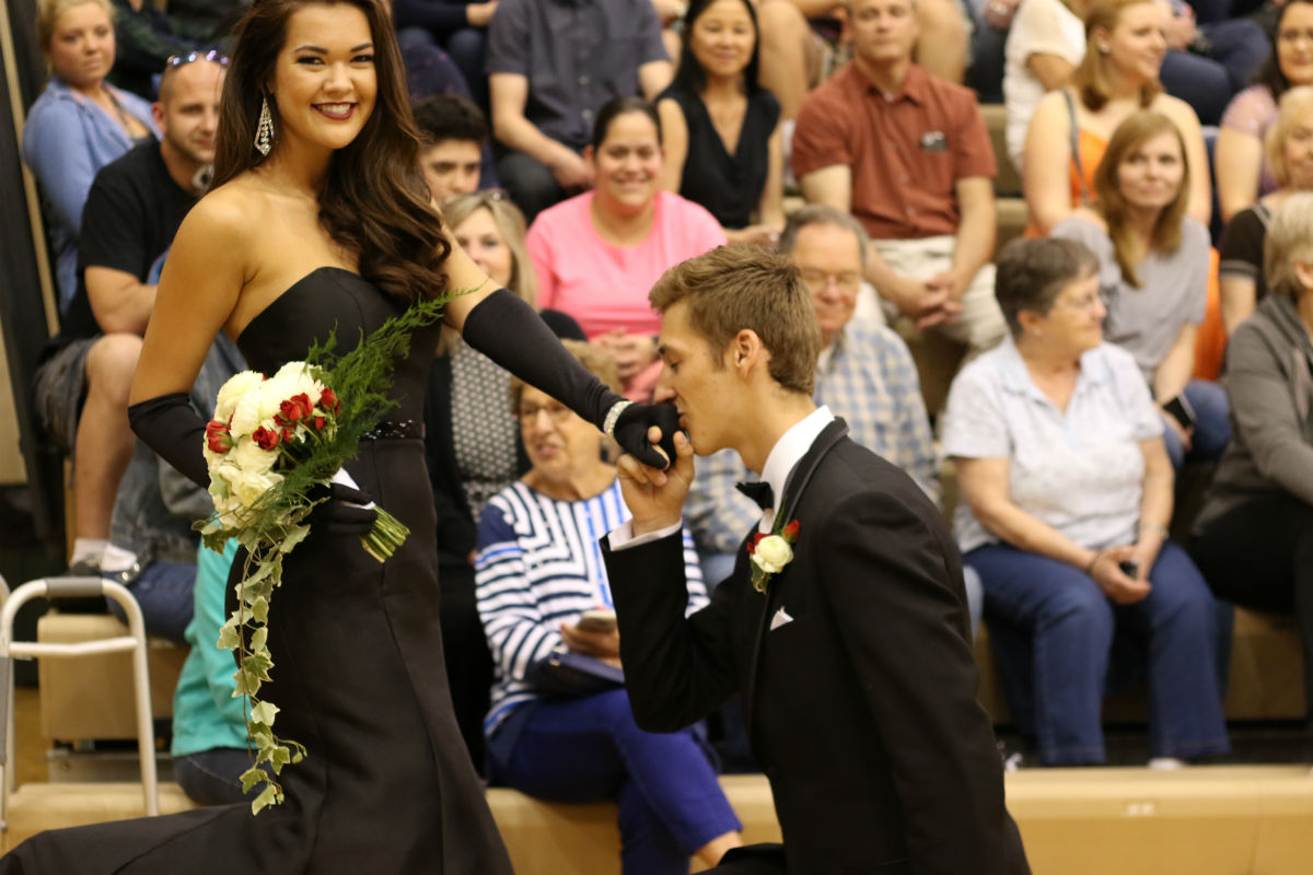 #1StudentNWI: April Flowers Bring Prom Flowers at Valpo High School